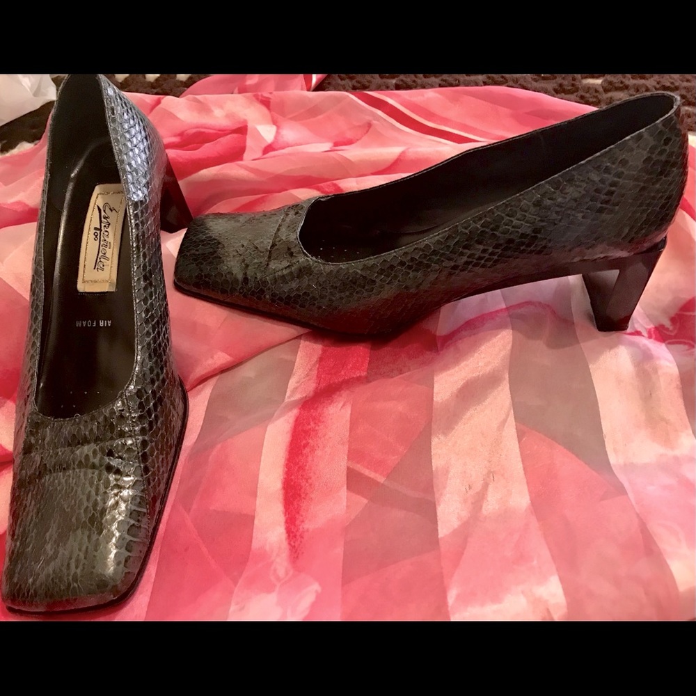 Grey Black Snakeskin pumps